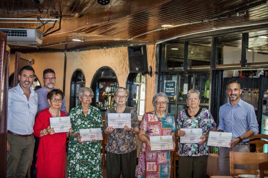 Izq a der. Fanny, Otilia, Leonor, Flora y Pino junto a Marichal, Sarmiento y Cardoso