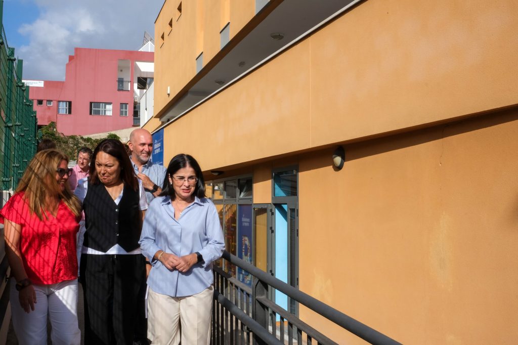 La alcaldesa Carolina Darias, durante la visita al Centro de Acogida Municipal El Lasso