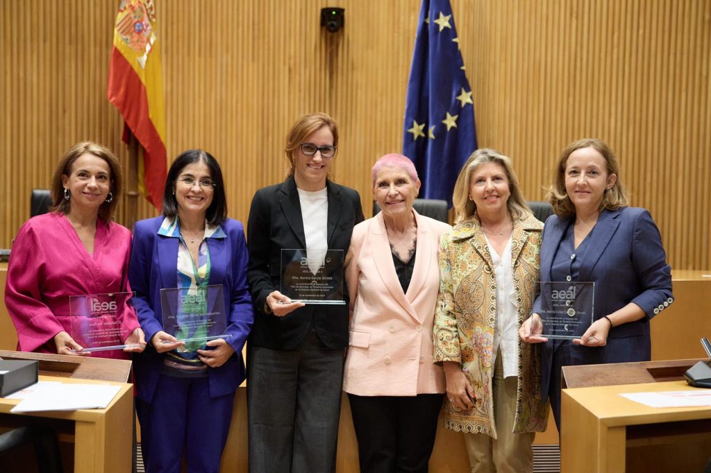 La alcaldesa Carolina Darias junto a la ministra de Sanidad, Mónica García, la presidenta de la AEAL, Begoña Barragán (3d) y representantes de los demás exministros galardonados