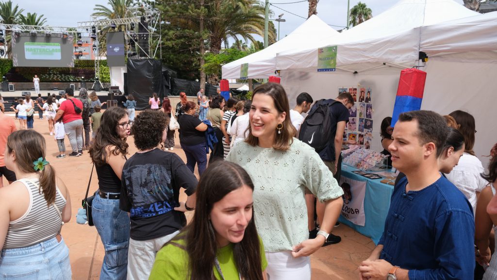 La concejala Campoamor y el concejal Santana visitan los estands de la K-Pop Gran Canaria 2024_1