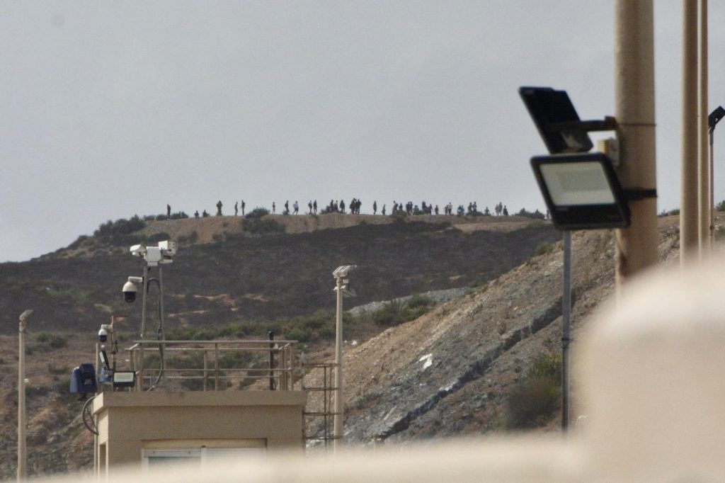 La frontera de Ceuta vuelve a sufrir cierres intermitentes ante llegada de más migrantes