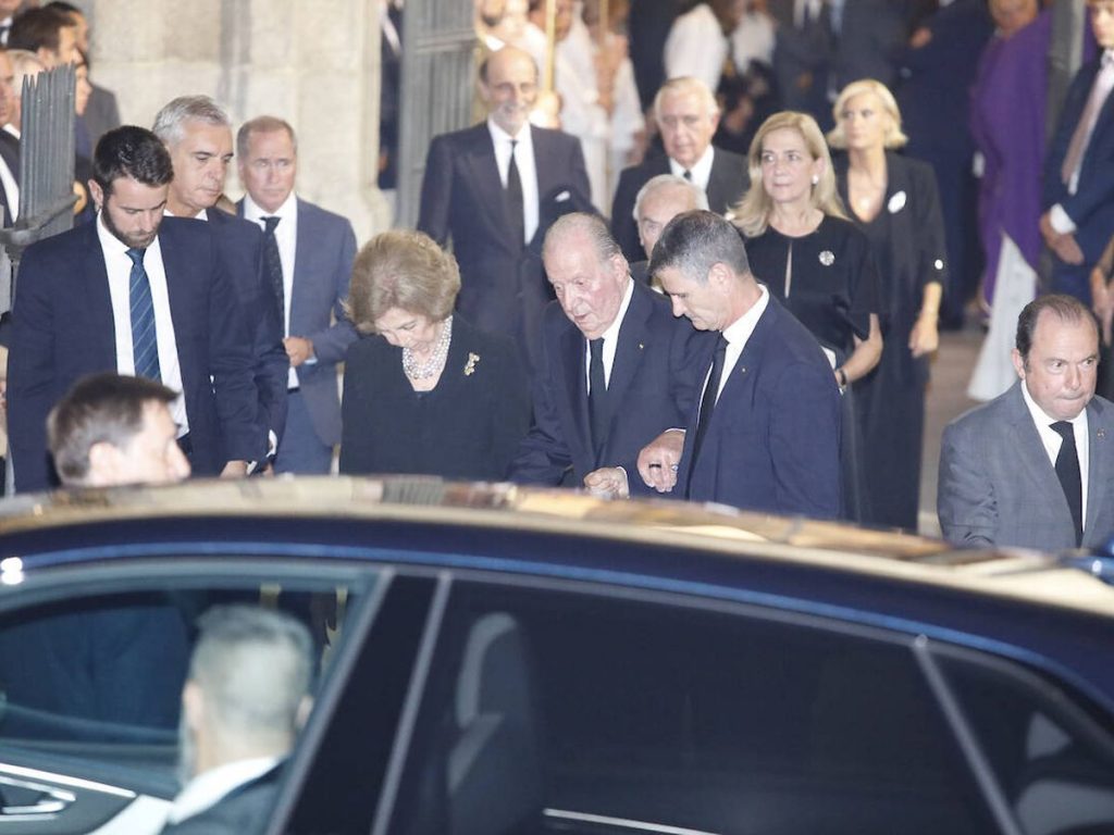 Los reyes y los eméritos, juntos en el funeral por Juan Gómez-Acebo, primo de Felipe VI