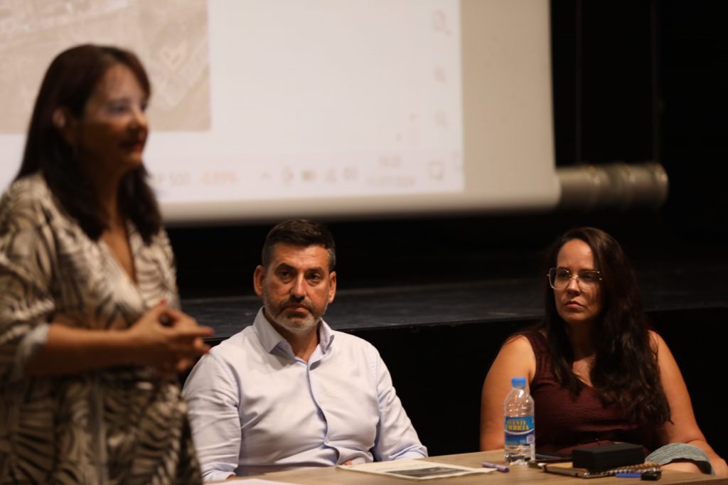 Marichal y Ramírez en una reunión con los vecinos de El Tablero