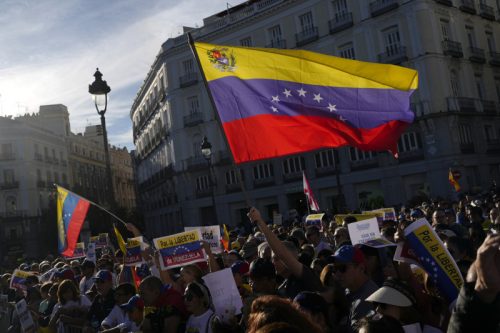 Miles de venezolanos se concentran en Madrid para pedir la investidura de Edmundo González