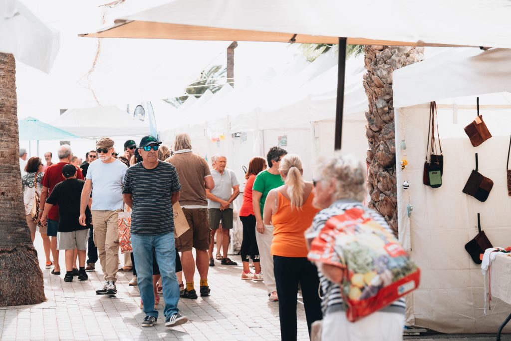 011024 Imagen del espacio de compraventa de la Feria Insular de Artesanía de La Gomera 2023