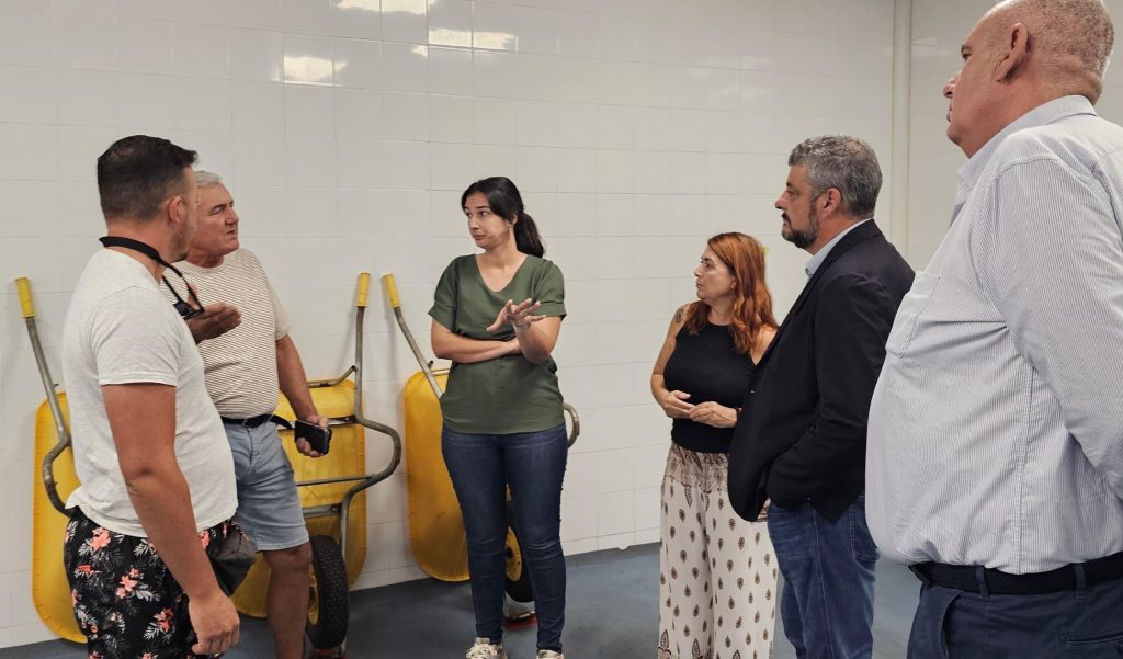 161024 La consejera insular de Sector Primario, Noelia Morales, junto al director general de Pesca, Esteban Reyes, en su visita a la cofradía de pescadores de Valle Gran Rey