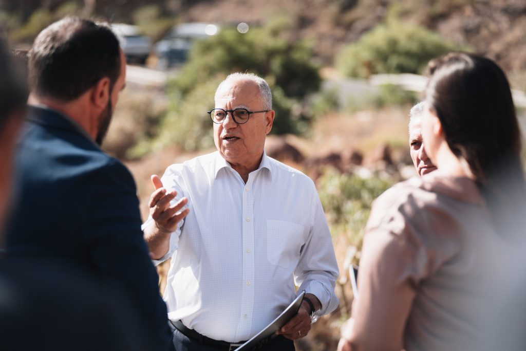 181024 Casimiro Curbelo, durante la visita a la zona donde irá ubicado el depósito