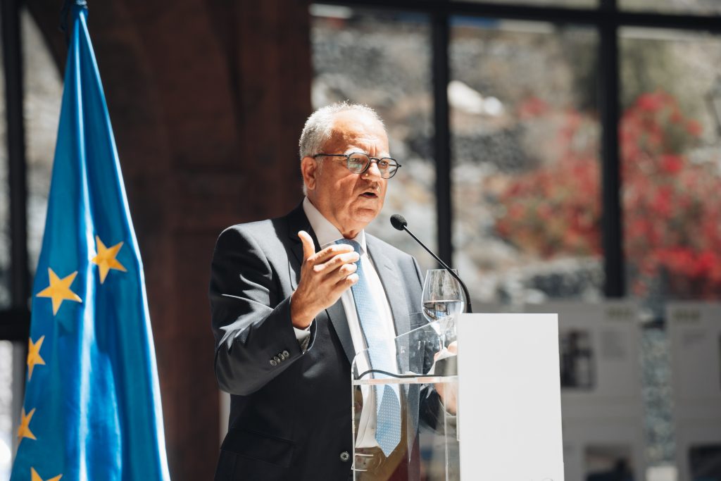 301024 Casimiro Curbelo, durante su intervención en el acto de celebración del 25 aniversario del Aeropuerto de La Gomera