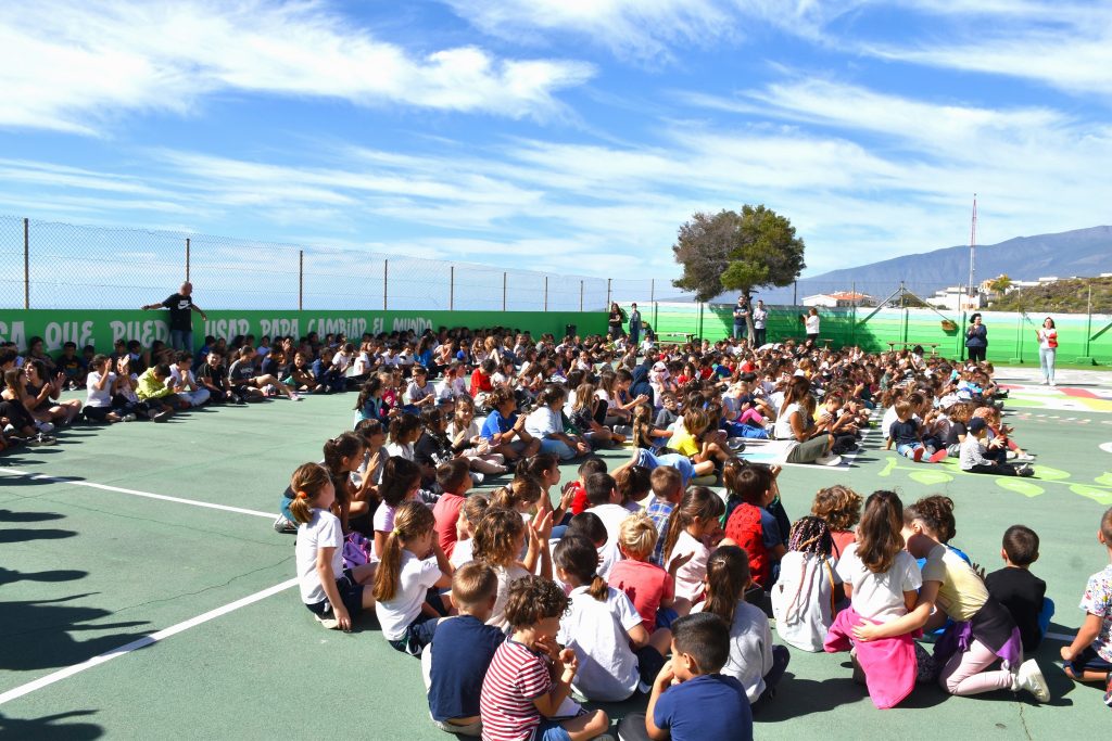 Alumnos en el patio del CEIP San Isidro