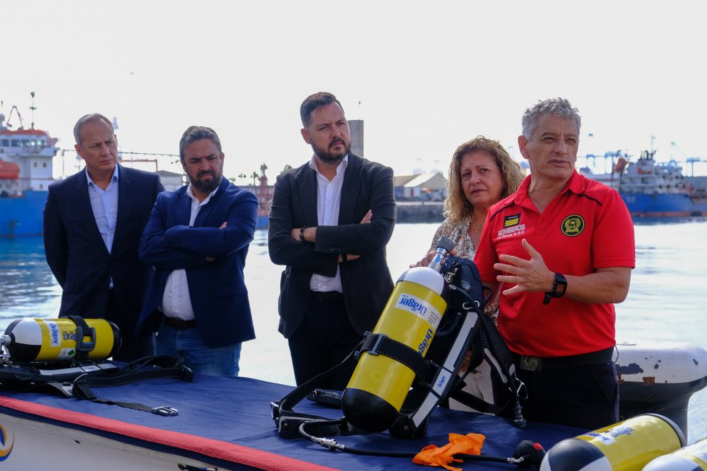 Ayuntamiento y Autoridad Portuaria presentan 135 nuevos equipos de respiración autónoma para Bomberos (1)