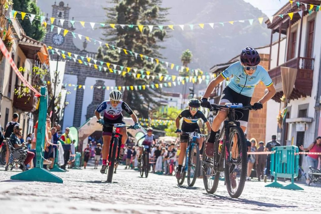 Carrera ciclista (Foto Fed Insular Ciclismo)