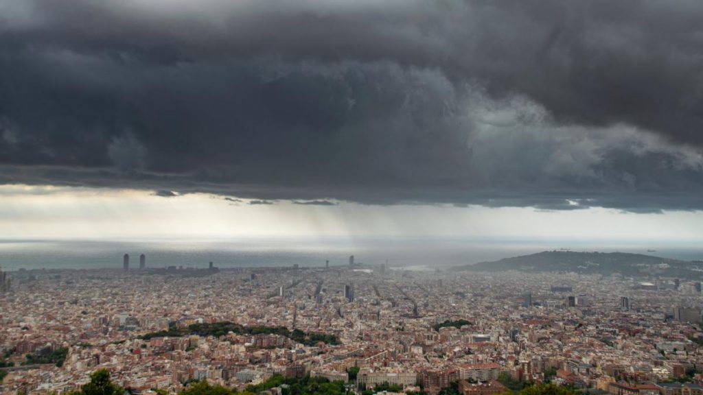 Cataluña emite un aviso por tiempo violento con granizo y tornados en las Tierras del Ebro