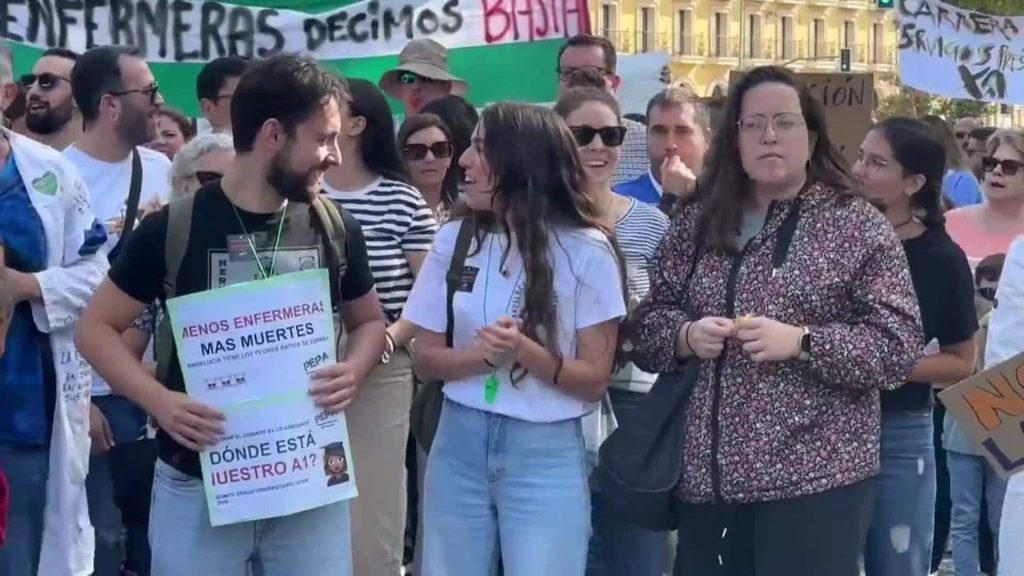 Cientos de personas reclaman en Sevilla mejoras para el colectivo de Enfermería