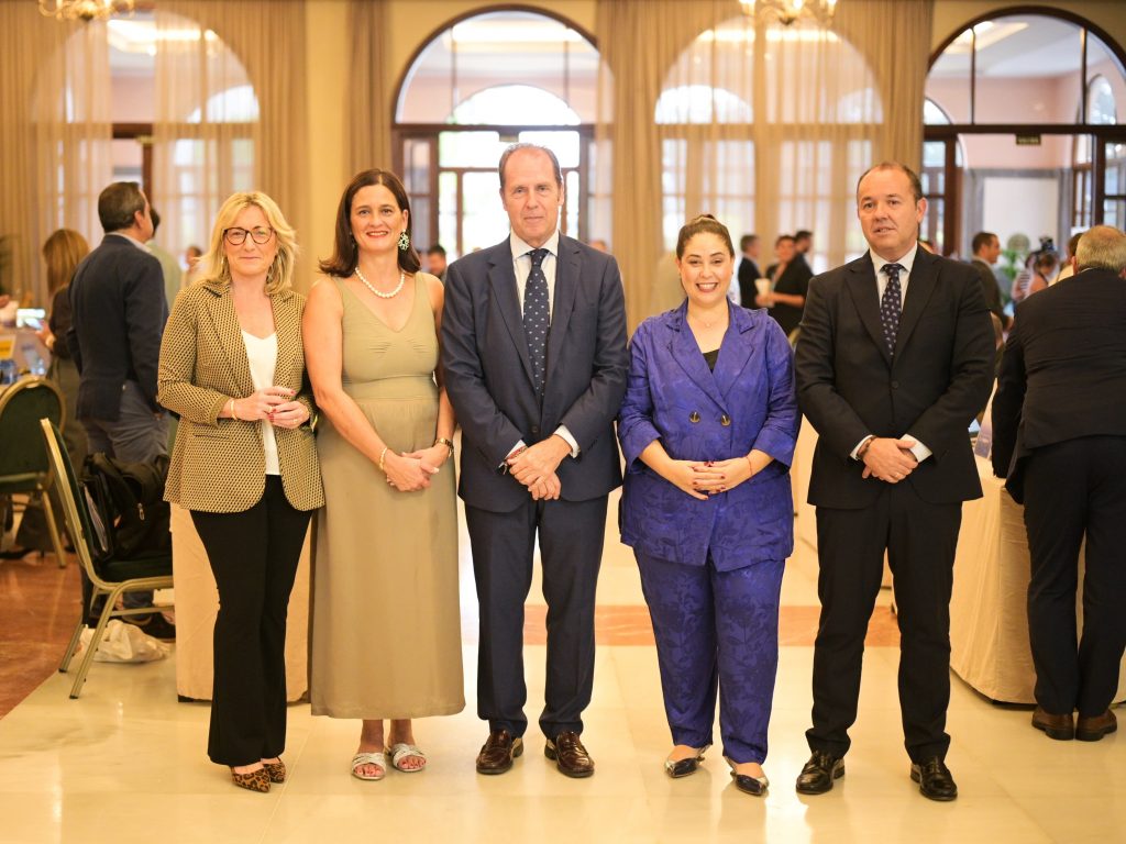 Cristina Bou (directora comercial CEAV), Mercedes Tejero (gerente CEAV), Jose Manuel Sanabria, Ignacio Poladura (pte ACAVyT), Irene Ravelo (vicepta ACAVyT)