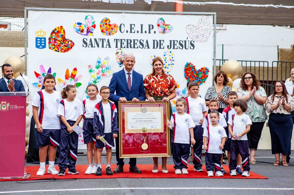 ENTREGA MEDALLA DE ORO AL CEIP SANTA TERESA DE JESÚS