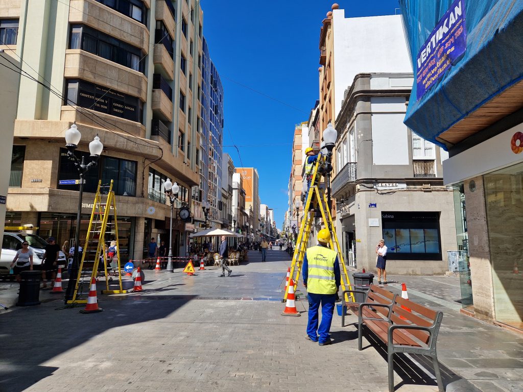 El Ayuntamiento acondiciona más de medio centenar de farolas de la calle Mayor de Triana (2)