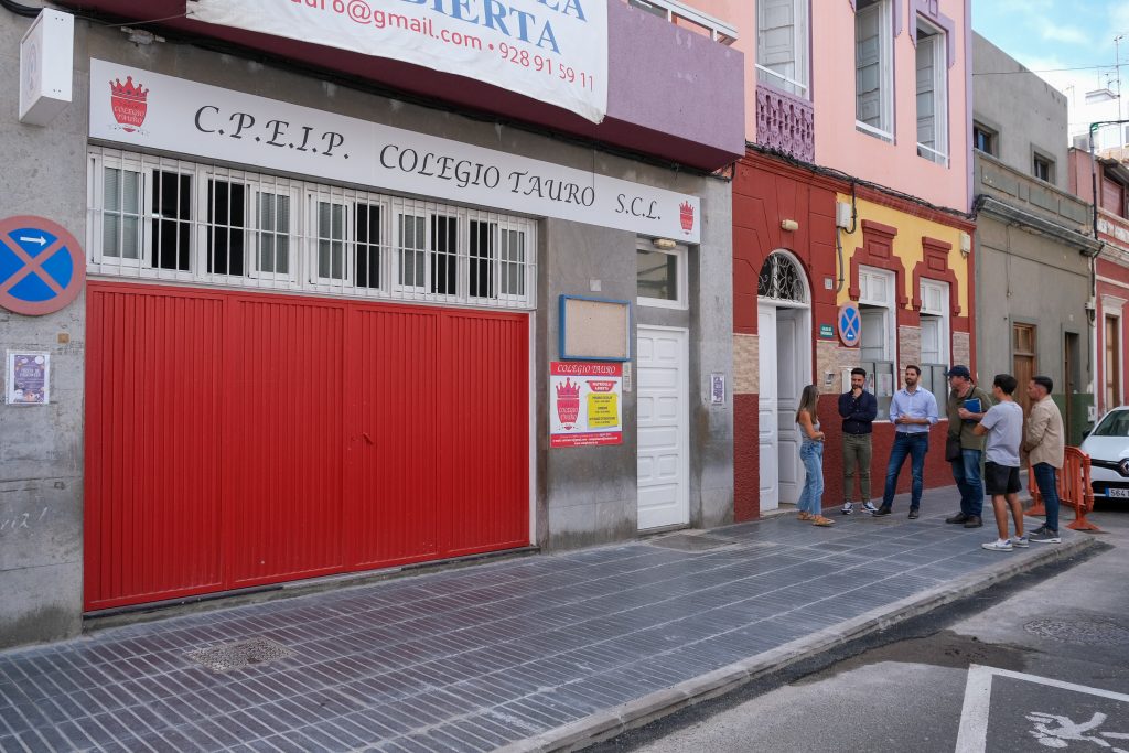 El Ayuntamiento finaliza la repavimentación de varias aceras en el barrio de La Isleta (3)