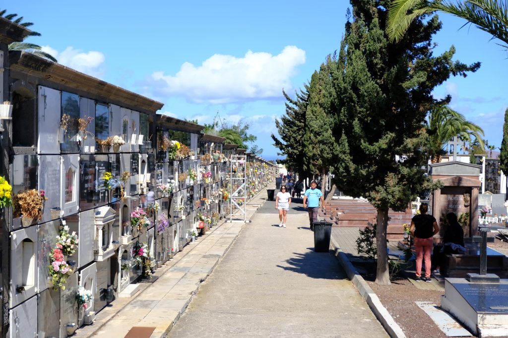 El Ayuntamiento pone en marcha el dispositivo de seguridad y limpieza para la noche de los Finados y el Día de Todos los Santos (Cementerio de San Lázaro)