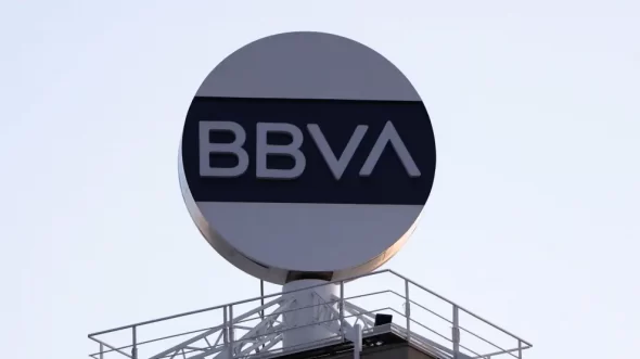 El BBVA ajusta su oferta con el pago de 0,29 euros y una acción por cada 5,019 de Sabadell