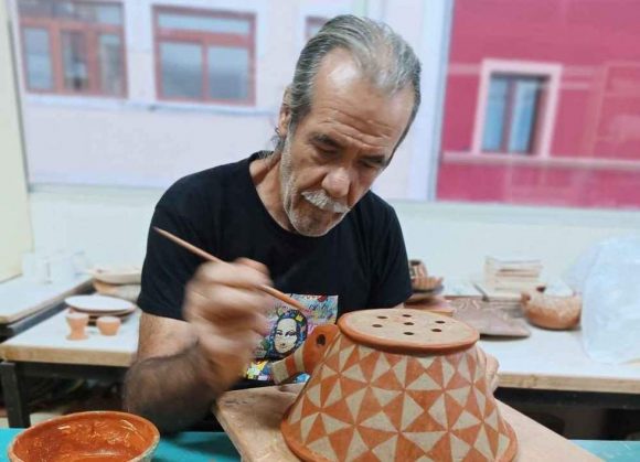 El ceramista Diego Higuera, en plena faena