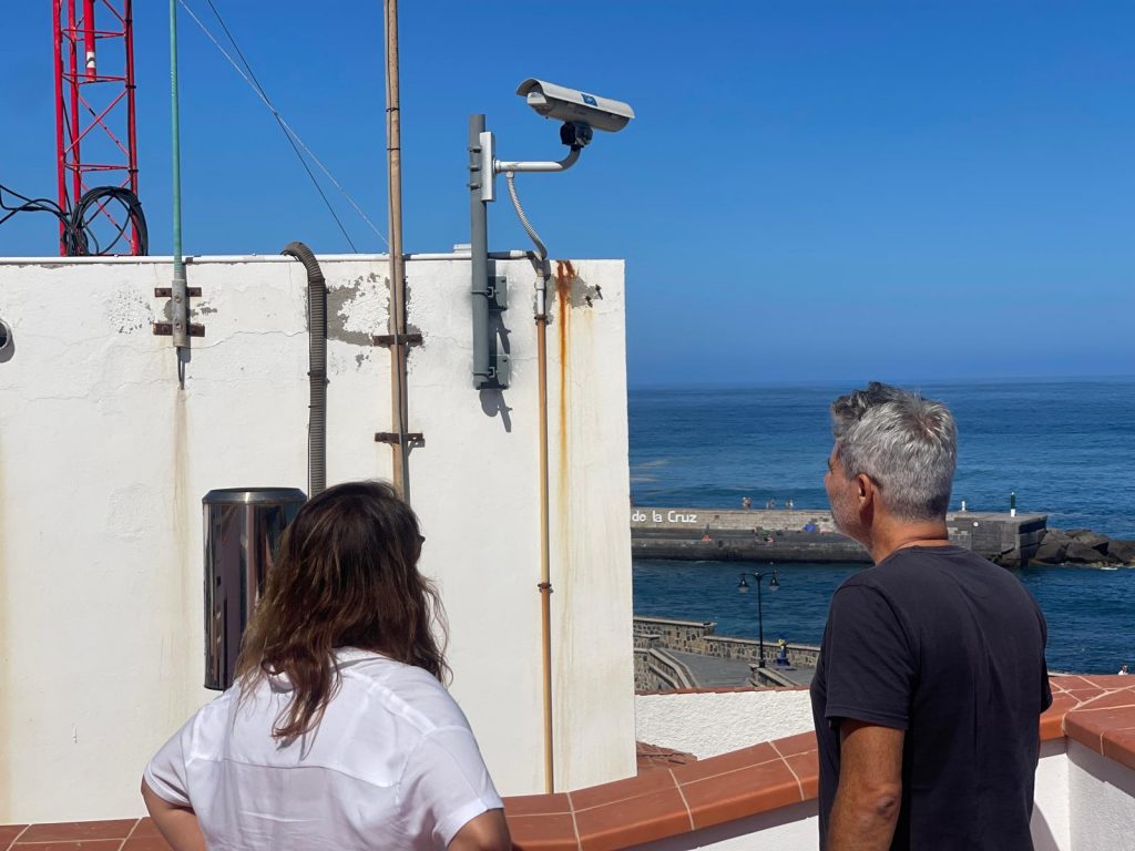 El concejal, David Hernández, junto a la técnica municipal, supervisan la instalación de la cámara de vigilancia (1)