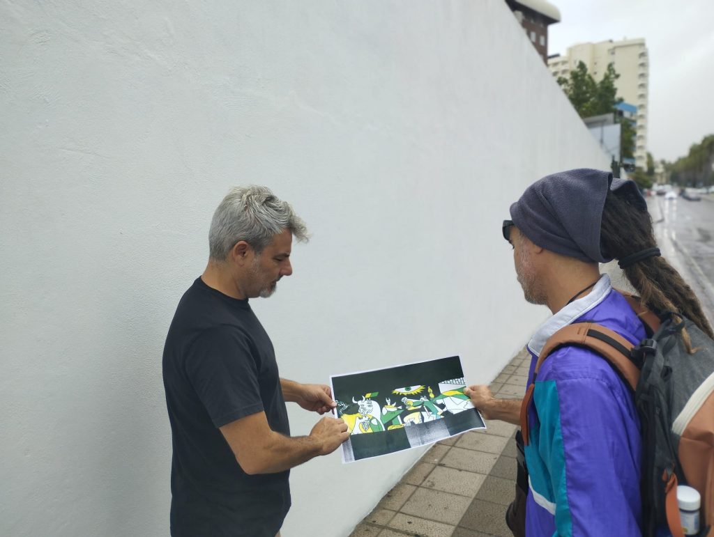 El concejal David Hernández y el artista Alexander Carballo, en el inicio del diseño del mural en apoyo a Palestina (I)