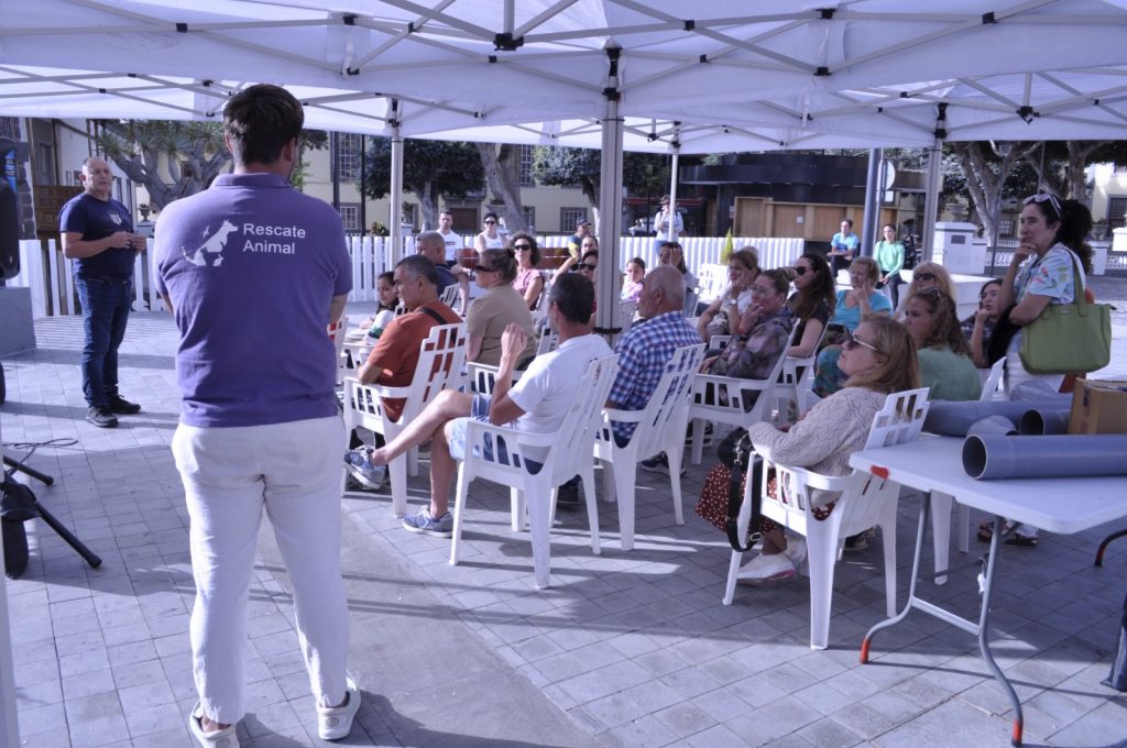 El concejal de Bienestar Animal, Felipe Pérez, a la izquierda de la imagen, junto a los asistentes al encuentro celebrado en la Plaza Chica de la ciudad