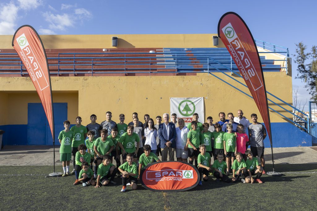 El presidente de SPAR Gran Canaria junto a directiva y varios jugadores del CD Valdecasas (1)