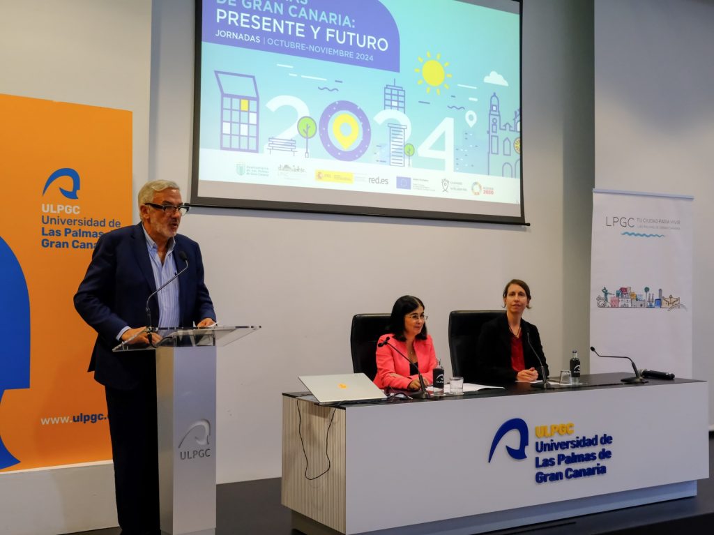 El rector Lluís Serra, junto a la alcaldesa Carolina Darias y Ana Beatriz Monteiro en las jornadas ONU - Hábitat