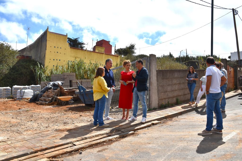 Encuentro junto al solar destinado a vivienda pública