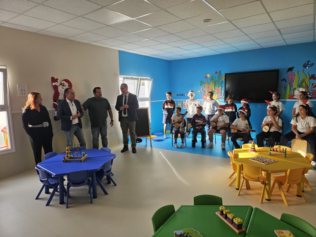 FOTO. Imagen de archivo de la visita de Poli Suárez al CEIP Guiguan, en Tinajo (Lanzarorte) en la apertura de su primer ciclo de Educación Infantil