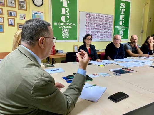 FOTO.-Imagen-de-archivo-de-uan-reunion-del-consejero-de-Educacion-Poli-Suarez-con-el-STEC