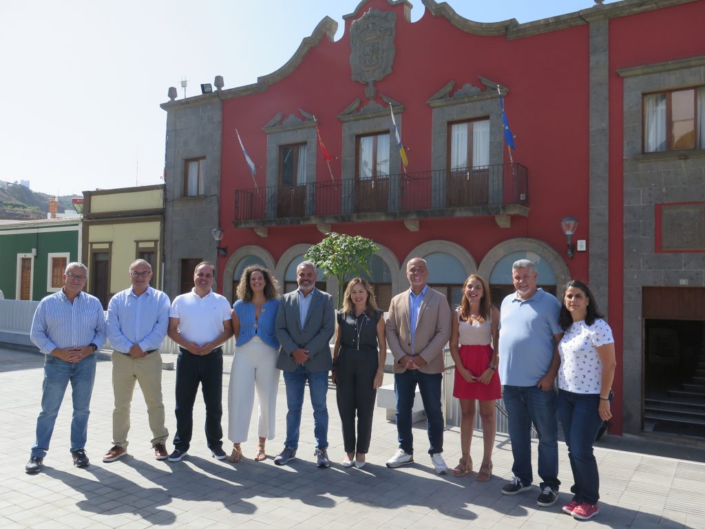 Foto de familia en la Plaza Chica, frente a las Casas Consistoriales