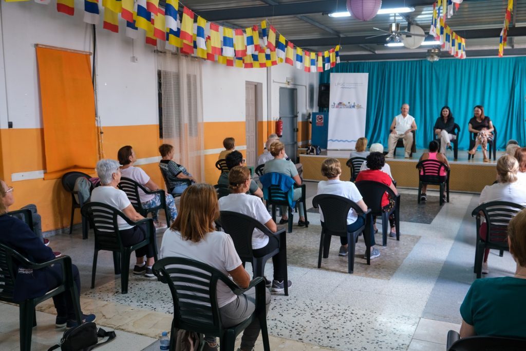 La alcaldesa, Carolina Darias, con la concejala de Bienestar Social, Carmen Luz Vargas, durante la visita al Club de Pensionistas Félix García