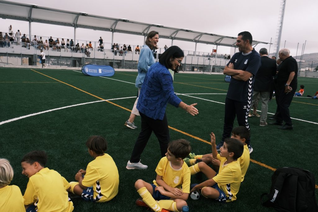 La alcaldesa, Carolina Darias, en la inauguración del campo de fútbol de La Suerte