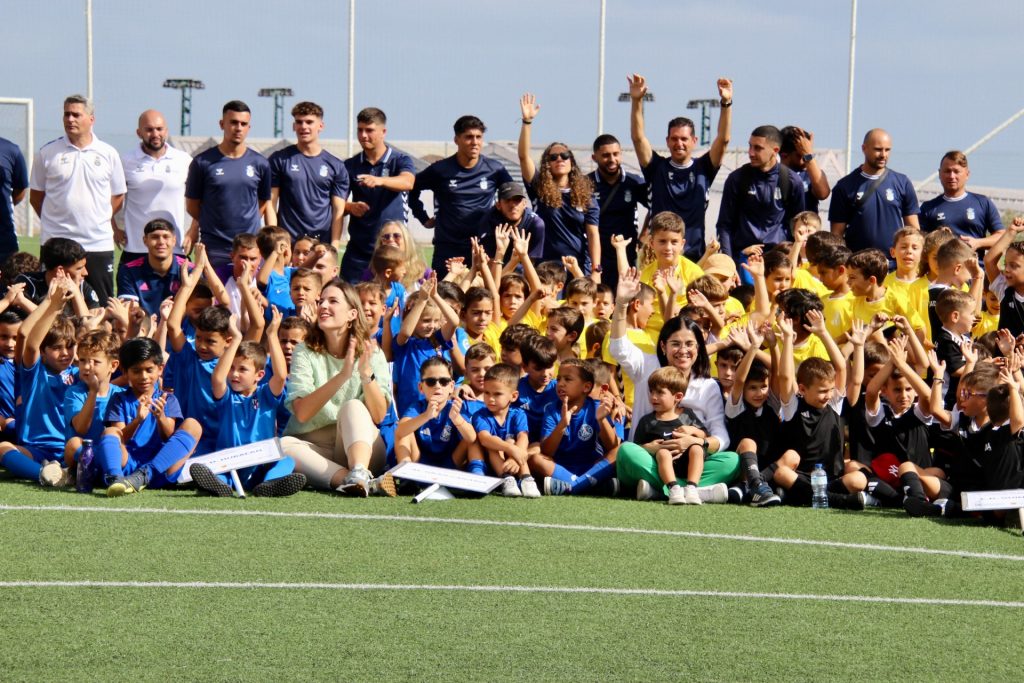 La alcaldesa, Carolina Darias, y la concejala de Deportes, Carla Campoamor, en la presentación de la temporada de las Escuelas Deportivas Municipales