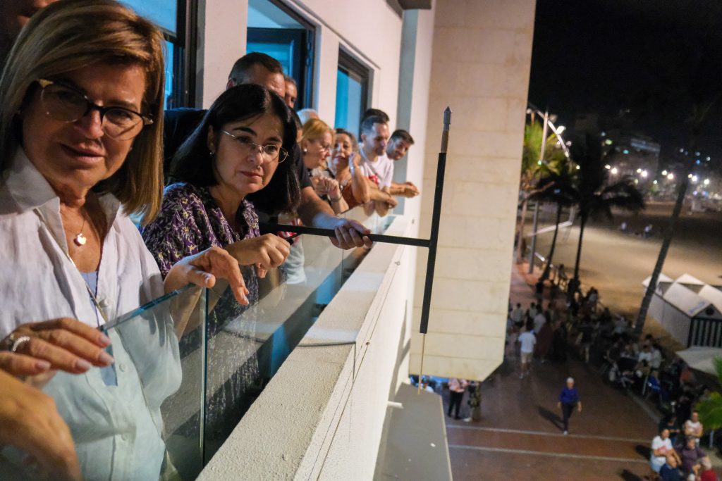 La alcaldesa Darias abre el chapuzón de La Naval con el tradicional lanzamiento del volador (2)