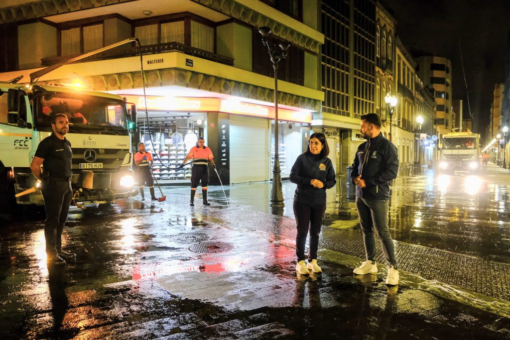 La alcaldesa Darias supervisa las tareas nocturnas del Plan de Higiene Urbana desarrolladas en el barrio de Triana 1