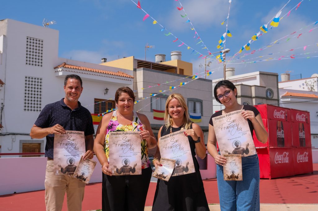 La concejala Esther Martín, junto a representantes de la Comisión de Fiestas, en la presentación de las Fiestas de Almatriche Alto