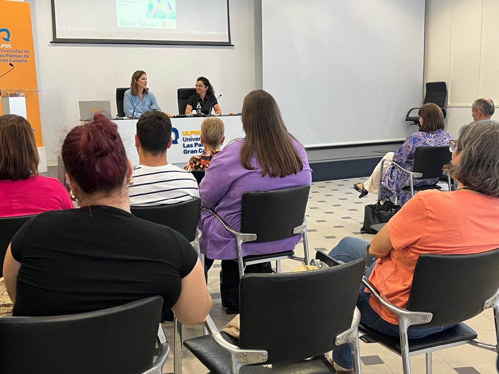 La concejala de Juventud, Carla Campoamor, junto a la vicerrectora Cecilia Dorado, en la presentación de las jornadas 'Encuentros para la promoción del aprendizaje-servicio'