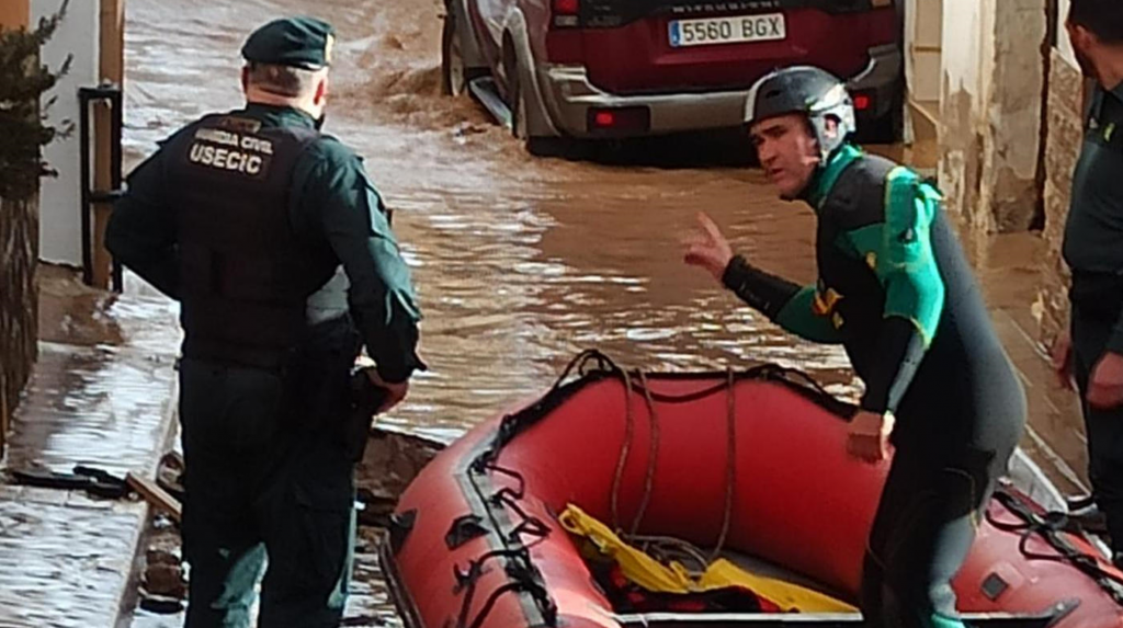 Los bomberos siguen trabajando por tierra y no hay previsión de que salgan medios aéreos