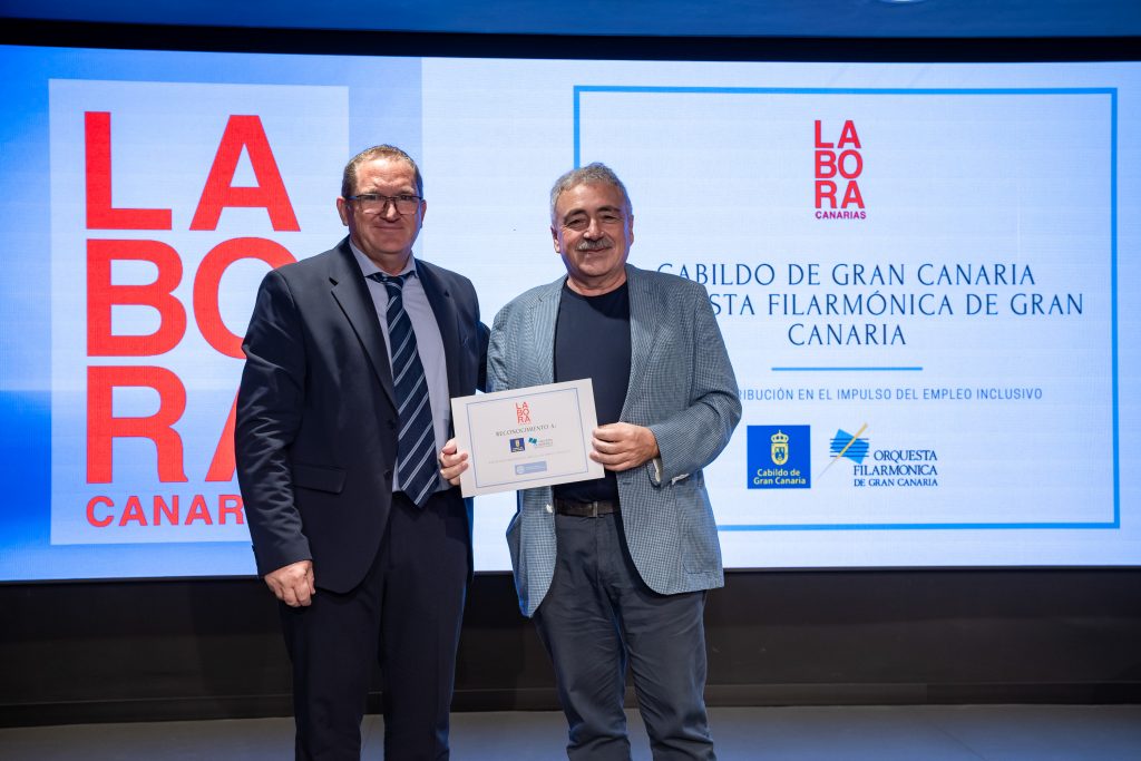 Manuel Benítez (dcha), recoge el premio por la contribución de la OFGC al empleo inclusivo