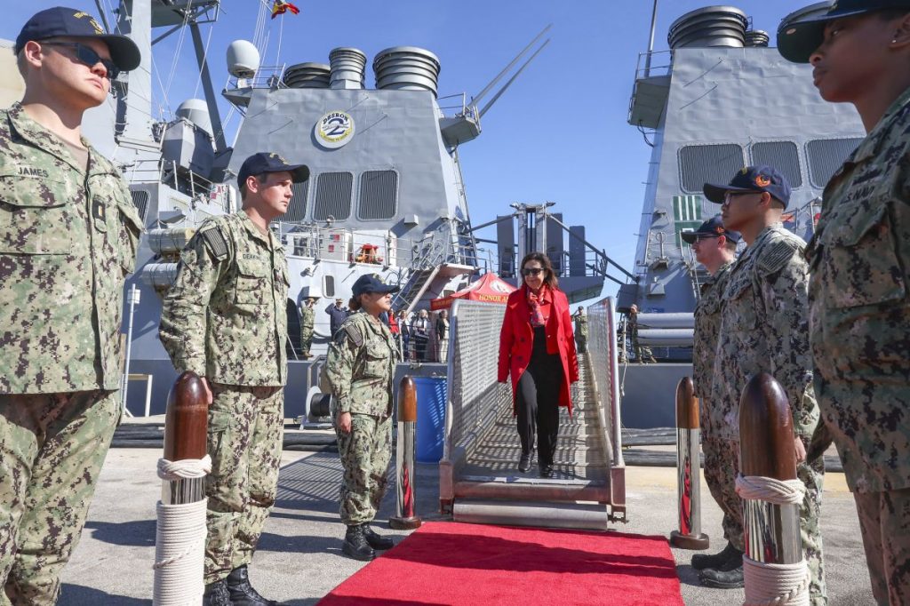 Margarita Robles visita en Rota (Cádiz) el destructor estadounidense Oscar Austin