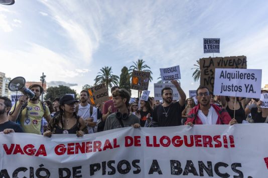 Miles de manifestantes claman en València por el derecho a la vivienda