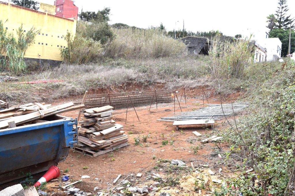 Parcela objeto de la cesión parcialmente ocupada para el acopio de materiales de la obra del nuevo centro de salud