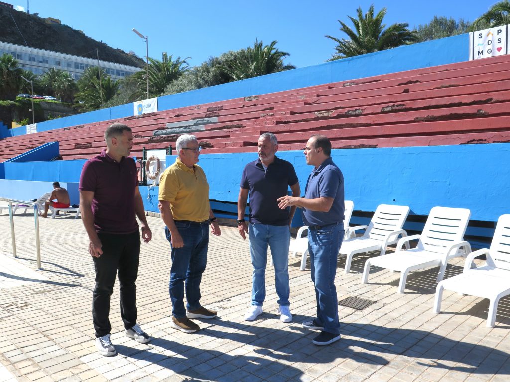 Un momento de la visita del alcalde, Alfredo Gonçalves, y los concejales José Manuel Santana y Juan Jiménez, a las instalaciones de las piscinas municipales