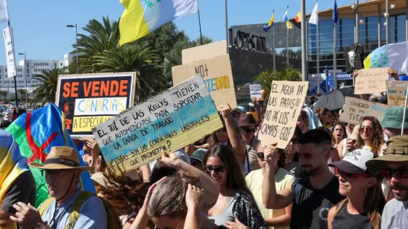 miles-de-personas-protestan-en-zonas-turisticas-de-canarias-porque-no-ha-cambiado-nada