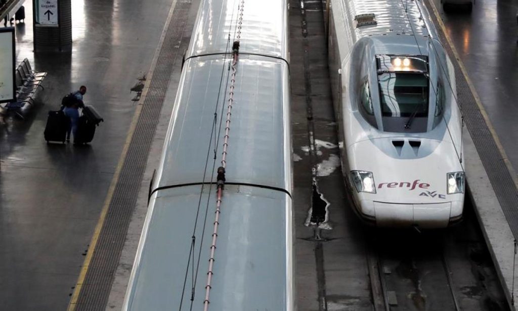 tren-ave-de-renfe-en-la-estacion-de-atocha-madrid