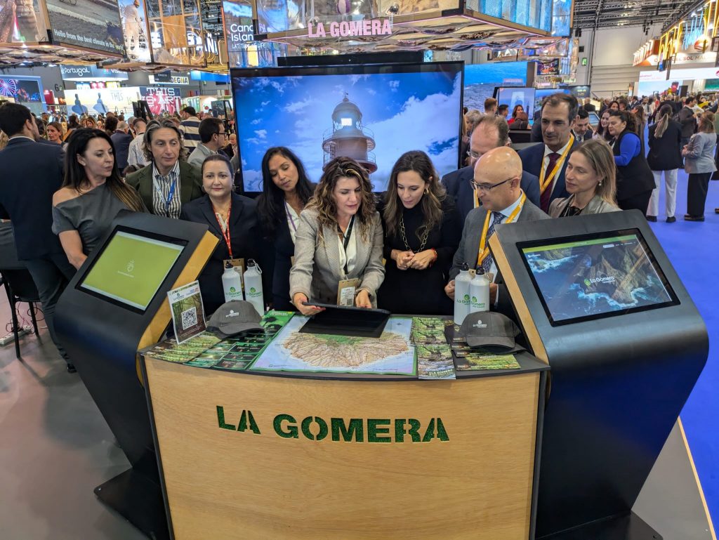 051124 La consejera insular de Turismo, María Isabel Méndez, y la consejera regional, Jéssica de León, en el stand de La Gomera en la WTM London