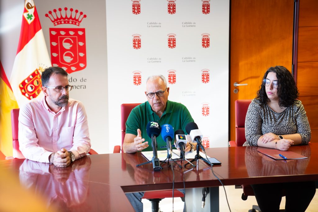 061124 El presidente del Cabildo de La Gomera, Casimiro Curbelo (centro), junto al vicepresidente primero, Adasat Reyes, y la consejera insular de Economía, Cristina Ventura